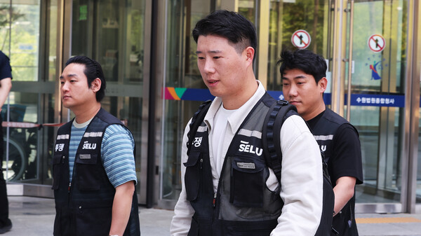 13일 최승호 초기업노조 삼성전자지부 위원장이 경기도 수원시 영통구 수원지방법원에서 열린 삼성전자가 노조를 상대로 제기한 위법 쟁의행위 금지 가처분 신청 심문을 마치고 나오고 있다. 연합뉴스