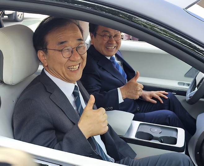 김윤덕 국토교통부 장관과 강기정 광주광역시장이 13일 자율주행차량에 탑승해 포즈를 취하고 있다. /김성빈 기자 ksb@namdonews.com