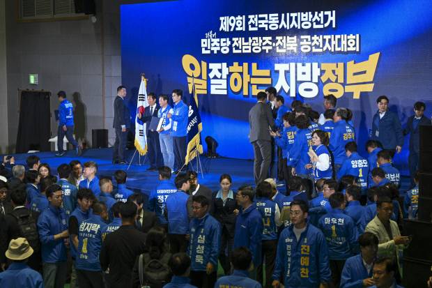 지난 12일 제9회 전국동시지방선거 더불어민주당 전남·광주·전북 공천자대회가 열린 강진 제2실내체육관에서 행사가 끝나고 전남, 광주, 전북지역 시장·군수 및 시·군·구 의원 후보들이 정청래 대표와 사진찍기 위해 줄을 서고 있다.  /김진수 기자 jeans@kwangju.co.kr