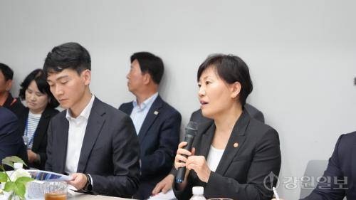 ◇송미령 농림축산식품부 장관이 13일 춘천시 사북면 솔바우 RE100 에너지자립마을을 찾아 발언하고 있다. 춘천시 제공