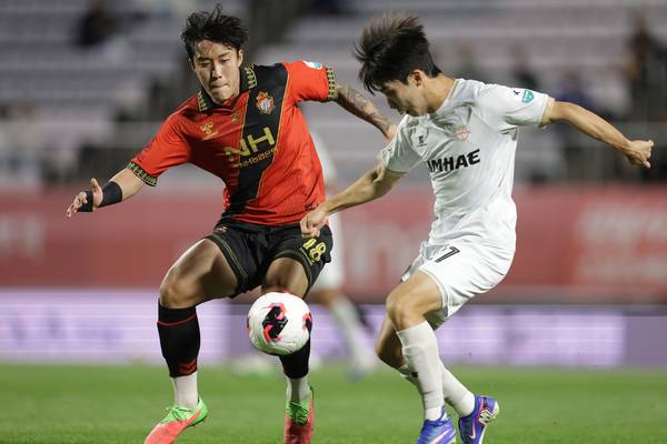 경남FC 김선호와 김해FC 이준규가 10일 창원축구센터에서 열린 두 팀 간 맞대결에서 경합을 벌이고 있다. /프로축구연맹