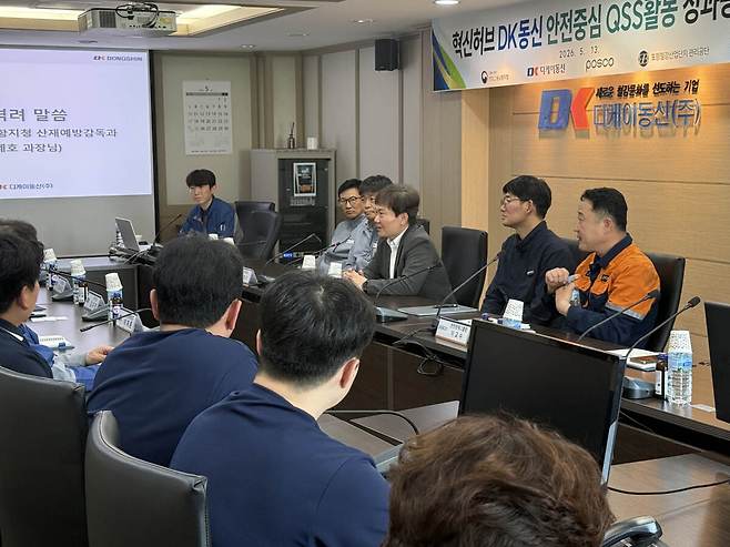 성과공유간담회에 참석한 관계자들이 이야기를 나누고 있다. /포스코 포항제철소 제공