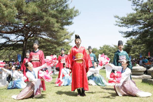 성주참외&생명문화축제가 14~17일까지 다채롭게 펼쳐진다. 사진은 세종 대왕자 태실에서 조선 왕실의 전통 의례를 재현한 지난 축제 장면. 성주군 제공