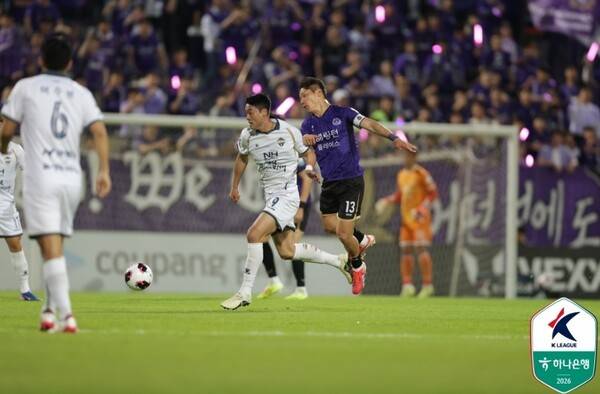 13일 안양종합운동장에서 벌어진 하나은행 K리그1 2026 14라운드 김천 상무와 FC안양과의 경기에서 김천 상무 이건희(9번)가 드리블하고 있다. 한국프로축구연맹 제공