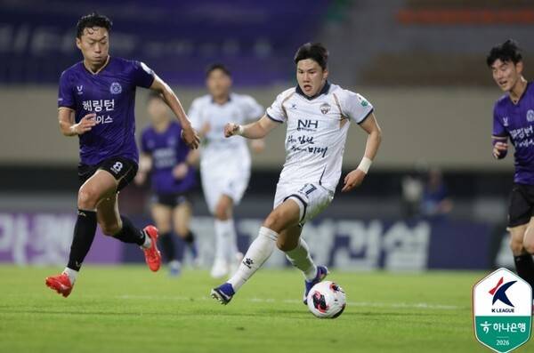 13일 안양종합운동장에서 벌어진 하나은행 K리그1 2026 14라운드 김천 상무와 FC안양과의 경기에서 김천 상무 김주찬이 안양 골문으로 드리블하고 있다. 한국프로축구연맹 제공