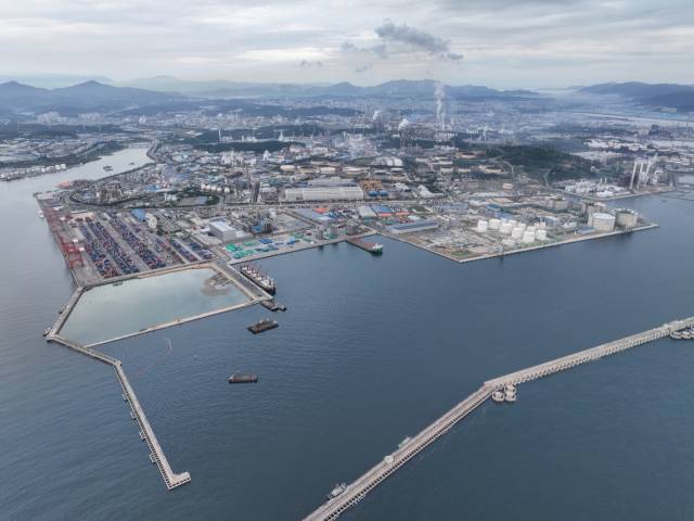 울산항만공사가 울산항 차세대 에너지 거점 항만을 위해 중장기 친환경 에너지 공급망 구축 전략을 세운다. 사진은 울산 북신항 일원. UPA 제공