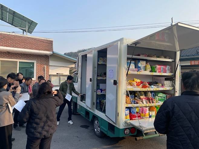 ▲ 새의성농협이 운영하는 가가호호 농촌 이동장터 차량 내부에 식료품과 생활용품이 진열돼 있다. 이동장터는 장보기 여건이 취약한 농촌 마을을 찾아가는 방식으로 운영되며, 고령 주민들의 생활 불편을 줄이고 지역 유통 사각지대를 해소하는 역할을 하고 있다. 새의성농협 제공.