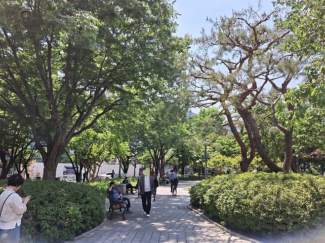 13일 오전 10시30분 대구 중구에 위치한 경상감영공원의 모습. 시민들이 벤치에 앉아있다. 장태훈 기자 hun2@yeongnam.com