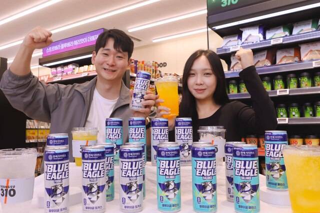 이마트24는 공부부터 야근, 운동 전후 컨디션 관리까지 아우르는 데일리 에너지 드링크 ‘블루 이글(BLUE EAGLE)’ 2종을 4월 17일 편의점 업계 단독으로 출시했다.(이마트24 제공)