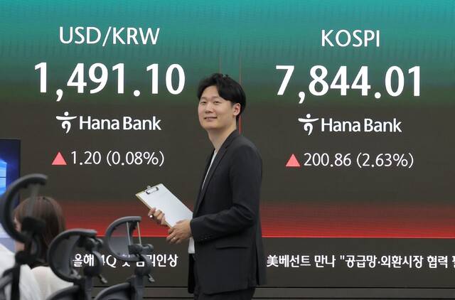 13일 서울 중구 하나은행 딜링룸 현황판에 코스피 등이 표시되고 있다. /연합뉴스