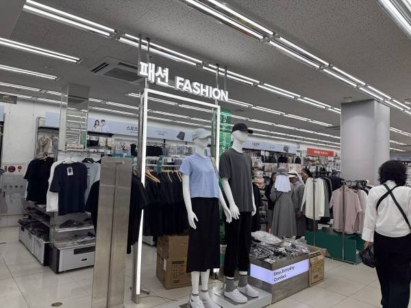 수도권에 위치한 다이소 매장을 방문한 고객들이 의류 상품을 구경하고 있다. 다이소 내 패션 카테고리 존이 확대되면서 동선 입구 쪽으로 배치된 모습. /사진=김견희 기자