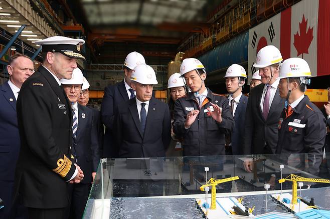 마크 카니(Mark Carney) 캐나다 총리가 지난해 10월 30일 한화오션 거제사업장을 시찰하고 김동관 한화그룹 부회장의 설명을 듣고 있다. (사진=한화오션)&nbsp;