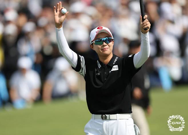 김효주가 10일 열린 KLPGA 투어 NH투자증권 레이디스 챔피언십 최종일 18번홀에서 우승을 확정하는 파 퍼트를 넣은 뒤 기뻐하고 있다. (사진=KLPGA)