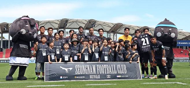 2026 스포츠드림데이 1차에 참여한 아동들이 오후 성남FC 구단 투어를 마친 후 기념 사진 촬영에 임하고 있다.