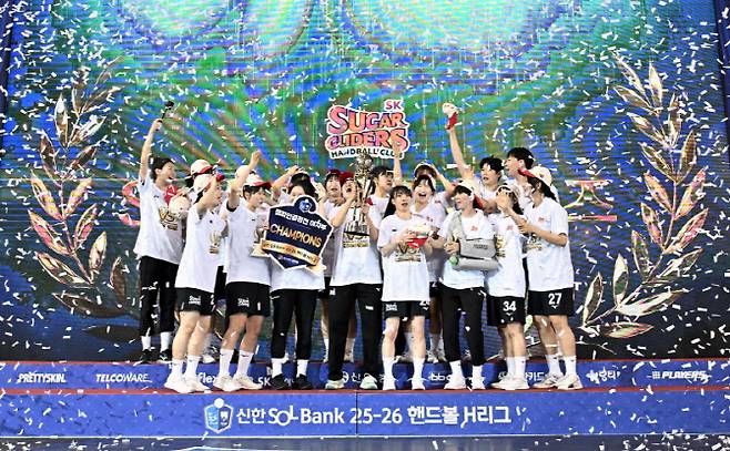 정규리그 21전 전승 대기록을 세우며 여자 핸드볼 절대강자임을 증명한 SK슈가글라이더즈. 사진=한국핸드볼연맹