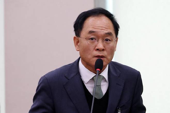 질문에 답변하는 강백신 대구고검 검사. (사진=연합뉴스)