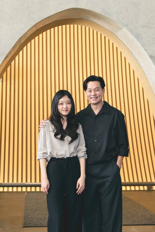 연극 '바냐 삼촌'에 출연하는 배우 고아성(왼쪽)과 이서진(사진=LG아트센터)