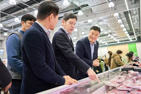 정용진 신세계그룹 회장이 지난 2월 인천 트레이더스 구월점을 찾아 축산 매장에서 상품을 살펴보고 있다. [사진 : 신세계그룹]