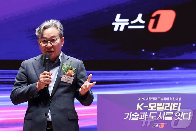 손명수 국회 국토교통위원회 위원이 13일 서울 영등포구 여의도 한국거래소 컨퍼런스홀에서 열린 '2026 대한민국 모빌리티 혁신대상'에서 축사를 하고 있다. 뉴스1이 주최하고 국토교통부와 대한교통학회가 후원하는 '2026 대한민국 모빌리티 혁신대상'은 자율주행과 전기차, 스마트 교통체계, 친환경 인프라 등 미래 모빌리티 산업 발전에 기여한 기업과 기관의 혁신 사례를 발굴하고 조명하기 위해 마련됐다. 2026.5.13 ⓒ 뉴스1 김성진 기자