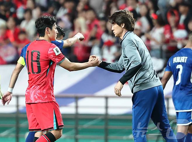 서울 마포구 상암동 서울월드컵경기장에서 열린 2026 국제축구연맹(FIFA) 북중미 월드컵 아시아 3차 예선 B조 10차전 대한민국과 쿠웨이트의 경기, 홍명보 감독이 4대0 승리 후 이강인을 격려하고 있다. 2025.6.10 ⓒ 뉴스1 김도우 기자