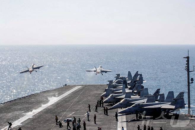 지난 3월 3일(현지시간) 미국 해군 니미츠급 항공모함 '에이브러햄 링컨'(CVN-72) 비행갑판에서 F/A-18 슈퍼 호넷 전투기 2대가 대이란 군사작전 '에픽 퓨리' 작전 지원을 위해 출격하고 있다. ⓒ 로이터=뉴스1