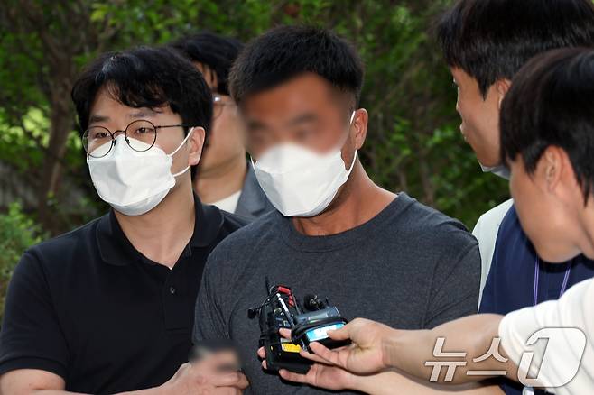 웹사이트를 해킹해 390억 원 이상을 가로챈 해킹 범죄 조직 총책인 중국 국적 남성 B 씨가 지난해 8월 24일 오후 서울 서초동 서울중앙지방법원으로 구속 전 피의자 심문(영장실질심사)을 받기 위해 들어오고 있다./뉴스1 ⓒ 뉴스1 박정호 기자