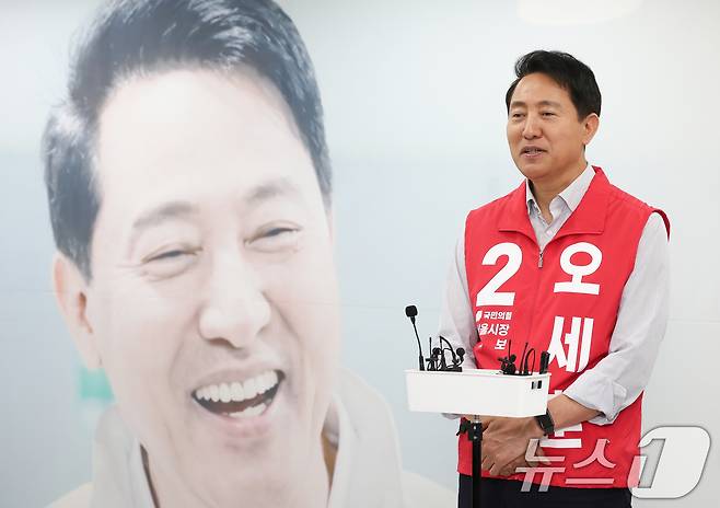 오세훈 국민의힘 서울시장 후보가 13일 오전 서울 종로구 선거사무소에서 ‘동네 상권이 살아야 서울의 경제가 탄탄해집니다’ 소상공인 공약 발표를 마치고 취재진 질문에 답하고 있다. 2026.5.13 ⓒ 뉴스1 임지훈 인턴기자