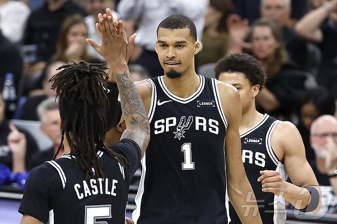 NBA 샌안토니오가 돌아온 에이스 웸반야마(가운데)의 활약에 힘입어 미네소타를 제압했다.ⓒ AFP=뉴스1