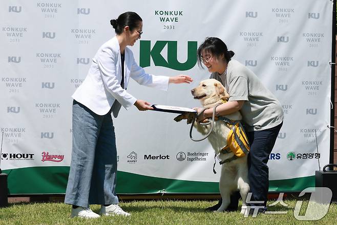 13일 서울 광진구 건국대학교 서울캠퍼스에서 열린 건국대학교 동물병원 KU아임도그너 헌혈센터(한현정 센터장) 개소 5년 기념 '헌혈 영웅, 고마워요' 행사에서 최다헌혈견 '복희'가 생명나눔상울 수상하고 있다. 2026.5.13 ⓒ 뉴스1 임세영 기자