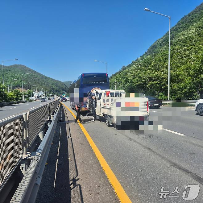 경남 창원시 마산합포구 진북터널 인근에서 발생한 1t 트럭과 NC 다이노스 구단 버스 간 추돌 사고 현장.(창원 소방본부 제공. 재판매 및 DB금지)