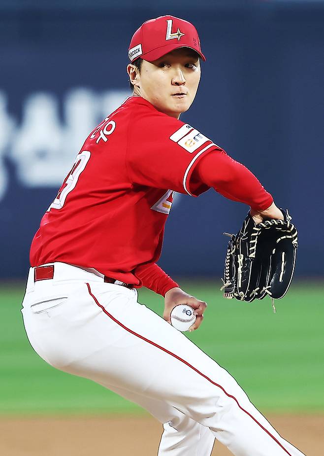 SSG 김건우가 12일 수원 KT위즈파크에서 열린 2026 KBO리그 KT전에서 투구하고 있다. 사진 | SSG 랜더스