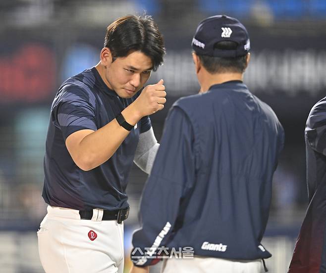 롯데 선발투수 김진욱이 15일 서울 잠실구장에서 열린 2026 KBO리그 두산전 승리 후 김태형 감독과 하이파이브를 하고 있다. 잠실 | 최승섭기자 thunder@sportsseoul.com
