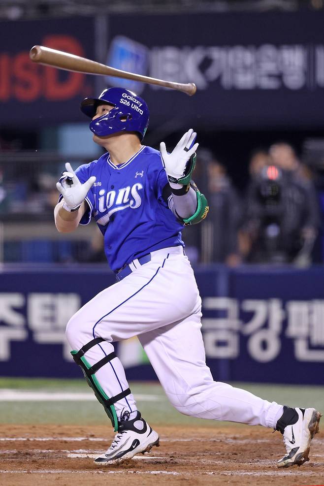 삼성 전병우가 12일 잠실구장에서 열린 2026 KBO리그 정규시즌 LG와 경기에서 8회초 만루포를 치고 있다. 사진 | 삼성 라이온즈