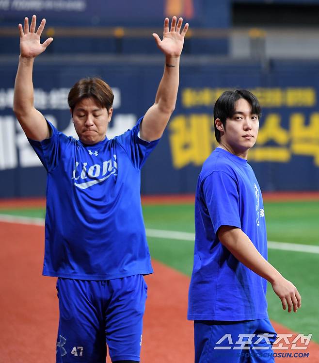 25일 서울 고척스카이돔에서 열린 키움과 삼성의 경기. 삼성 강민호, 원태인이 몸을 풀고 있다. 고척=박재만 기자 pjm@sportschosun.com/2026.04.25/