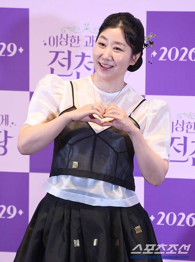 13일 오후 서울 삼성동 코엑스 메가박스에서 '이상한 과자 가게 전천당' 시사회가 열렸다. 라미란이 포즈 취하고 있다. 정재근 기자 cjg@sportschosun.com/2026.5.13