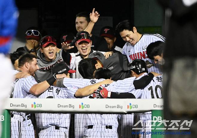 13일 잠실야구장에서 열린 삼성과 LG의 경기, 8회말 오지환이 솔로홈런을 치고 동료들과 기쁨을 나누고 있다. 잠실=허상욱 기자wook@sportschosun.com/2026.05.13/