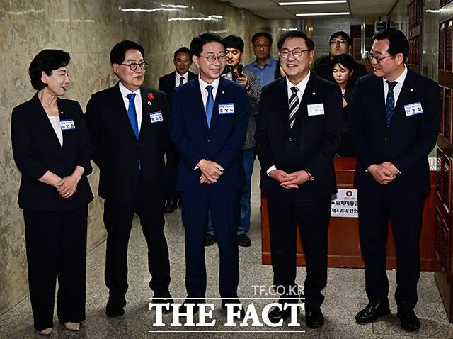 의원들 기다리는 남인순 국회부의장 후보와 박지원, 조정식, 김태년, 국회의장 호부, 민홍철 국회보의장 후보(왼쪽부터).