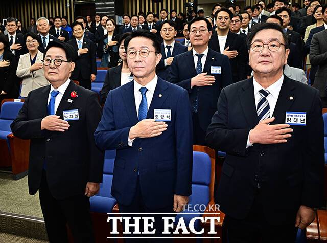 국기에 대한 경례하는 박지원·조정식·김태년 더불어민주당 국회의장 후보자.