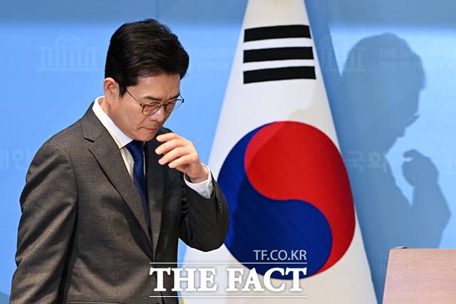 정원오 더불어민주당 서울시장 후보 측은 13일 김재섭 국민의힘 의원을 공직성거법상 허위사실공표 혐의로 고발할 예정이라고 밝혔다. 사진은 정 후보가 13일 오전 서울 여의도 국회 소통관에서 재산세 감면 공약 발표 기자회견을 하기 위해 이동하고 있는 모습./국회=남용희 기자