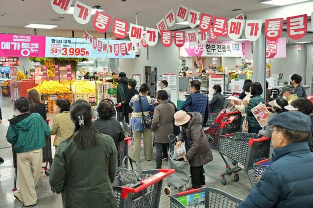 서울시 송파구에 위치한 롯데마트 제타플렉스 잠실점에서 고객들이 '메가통큰' 행사 입장을 위해 카트를 들고 줄지어 서있다. (제공=롯데마트·슈퍼)