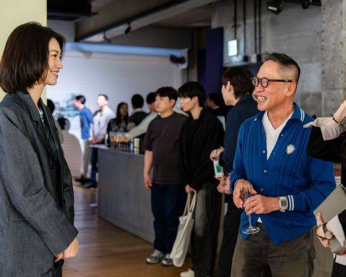 정태영 현대카드 부회장(오른쪽)이 김도연 가수 겸 배우(왼쪽)와 함께 서울 용산구 한남동 이태원로 '현대카드 스토리지'에서 열린 '우리의 움직이는 이미지(Our [Moving] Images)' 전시 현장에서 대화하고 있다. 현대카드