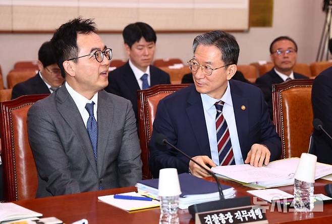구자현 검찰총장 직무대행과 대화하는 정성호 장관