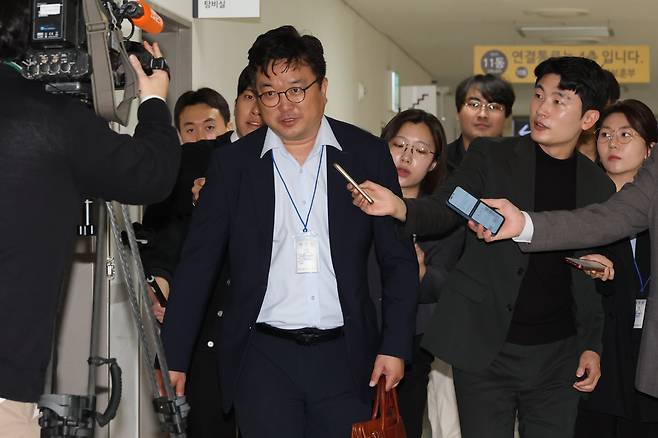 삼성전자 대표교섭위원인 김형로 부사장이 12일 세종시 정부세종청사 중앙노동위원회에서 열린 2차 사후조정회의에 참석하고 있다. /연합뉴스