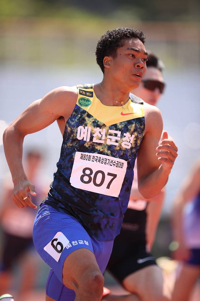 나마디 조엘진이 13일 강원도 정선에서 열린 제80회 육상경기선수권대회 남자 200ｍ 준결선에서 결승선을 통과하고 있다. /대한육상연맹