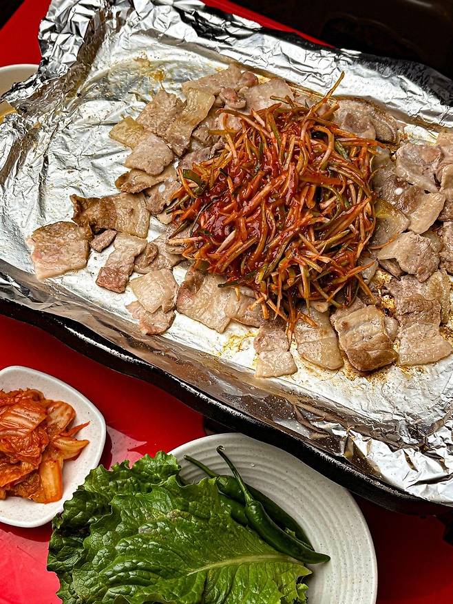 고즈넉한 한옥 마당에서 대패삼겹살을 즐길 수 있는 고운돈 익선점. 사진 네이버 지도 고운돈 익선점 업체 등록 사진