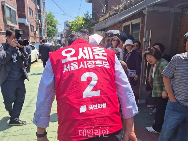 오세훈 국민의힘 서울시장 후보가 13일 서울 강동구 일대 주택가에서 부동산지옥 시민대책회의 기자회견을 마친 후 시민들의 응원에 고개를 숙이며 감사를 표하고 있다. ⓒ데일리안 김주훈 기자