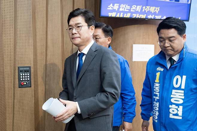 정원오 더불어민주당 서울시장 후보와 서울 구청장 후보들이 서울 여의도 국회 소통관에서 소득 없는 1주택자 재산세 감면 공약 발표 기자회견을 마친 후 기자회견장을 나서고 있다. 2026.5.13 뉴스1