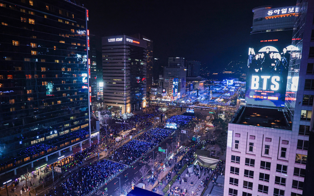 지난 3월 서울 광화문광장에서 방탄소년단(BTS) 컴백 공연이 열리고 있다. 연합뉴스 제공.