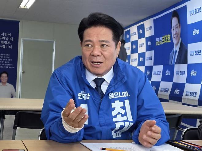 최대호 더불어민주당 안양시장 후보가 파이낸셜뉴스와 인터뷰를 진행하고 있다. 사진=장충식 기자