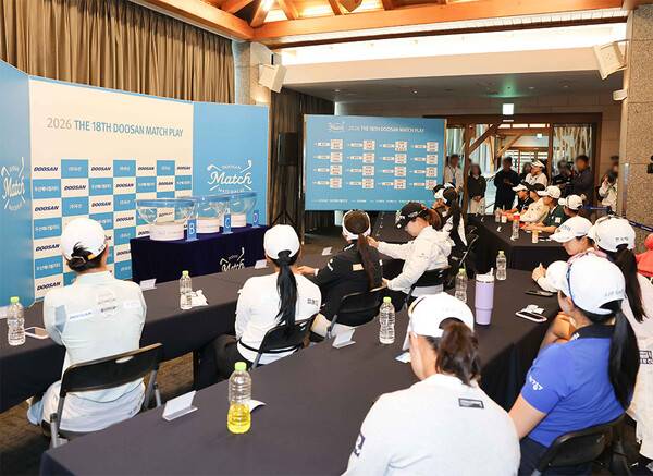 2026년 한국여자프로골프(KLPGA) 투어 제18회 두산 매치플레이 챔피언십 조별리그 조 추첨식에 참가한 1조 홍정민, 2조 노승희, 3조 유현조, 4조 방신실, 5조 이예원, 6조 성유진, 7조 이가영, 8조 박혜준, 9조 고지원, 10조 김민선7, 11조 고지우, 12 조 정윤지, 13조 박현경, 14조 박주영, 15조 임희정, 16조 김민주. 사진제공=대회조직위 (사진을 무단으로 사용하지 마십시오.)
